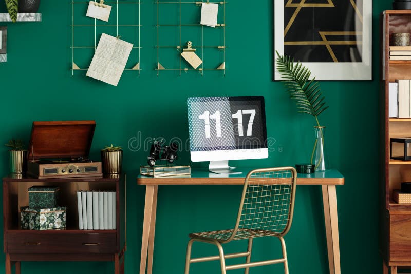 Intérieur de vert avec le bureau image libre de droits Intérieur de vert avec le bureau image libre de droits