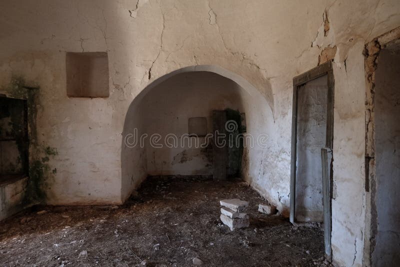 Intérieur de vieille maison abandonnée de Trulli avec les toits coniques multiples dans le secteur de Cisternino/d'Alberobello en photo stock Intérieur de vieille maison abandonnée de Trulli avec les toits coniques multiples dans le secteur de Cisternino/d'Alberobello en photo stock