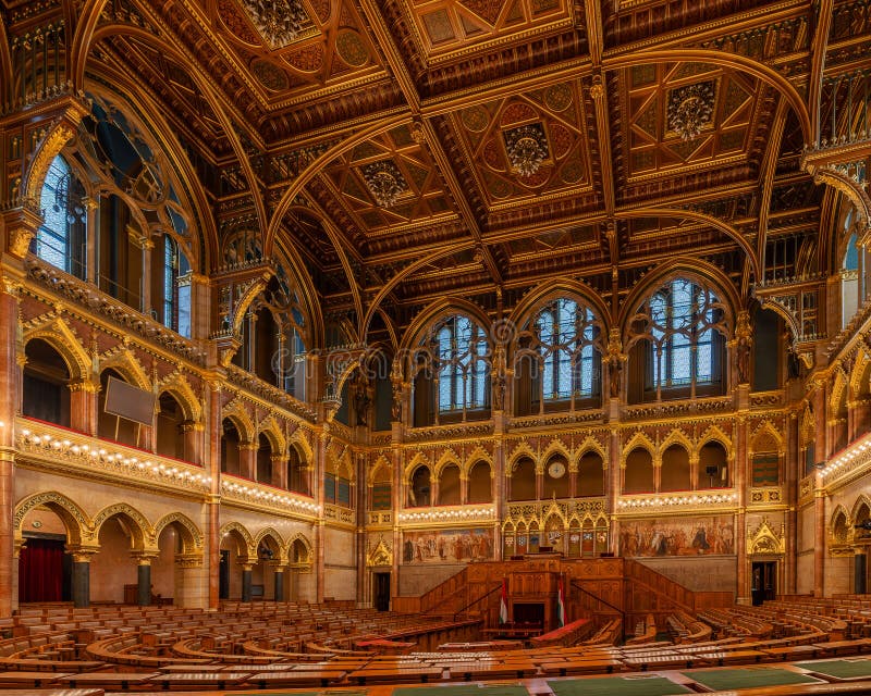 Intérieur du parlement hongrois à budapest. Le bâtiment du parlement hongrois est le siège de l'assemblée nationale de hongrie un point de repère notable de la hongrie et une destination touristique populaire à budapest. il est situé sur la place kossuth, dans le côté le plus nuisible de la ville, sur la rive est du danube. il a été conçu par l'architecte hongrois imre steindl dans le style néogothique et ouvert en 1902. il s'agit du plus grand bâtiment de hongrie depuis son achèvement le style architectural du parlement hongrois a été influencé par l'hôtel de ville gothique de vienne les éléments de la renaissance comme la cupola ont été influencés par l'église de siège maria vom à vienne