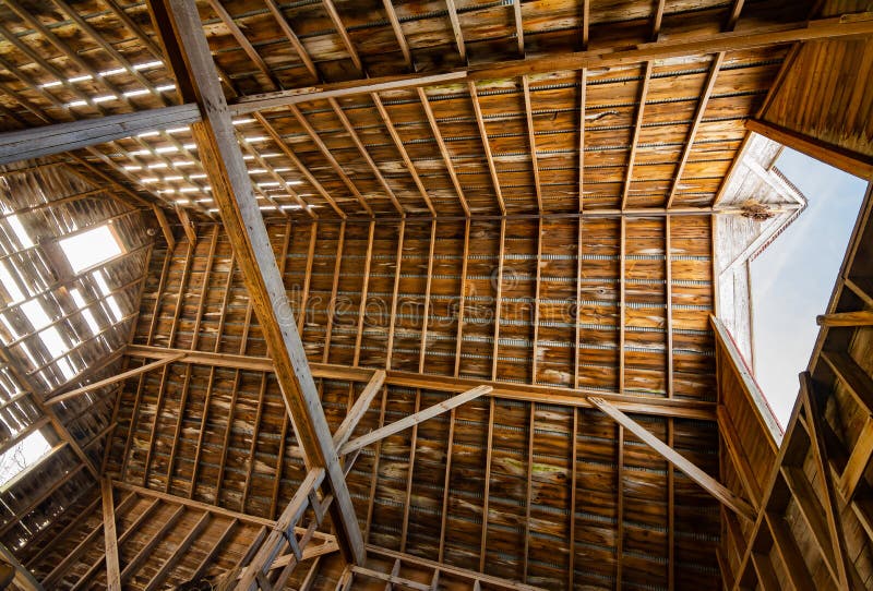 Intérieur en bois de grange image stock Intérieur en bois de grange image stock
