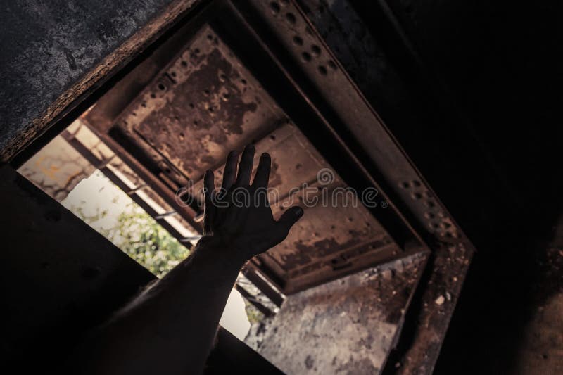 Intérieur foncé grunge avec la main rouillée ouverte de porte et de mâle photo stock Intérieur foncé grunge avec la main rouillée ouverte de porte et de mâle photo stock