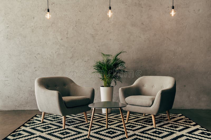 Intérieur moderne avec des meubles de vintage dans le style de grenier avec le mur en béton photographie stock libre de droits