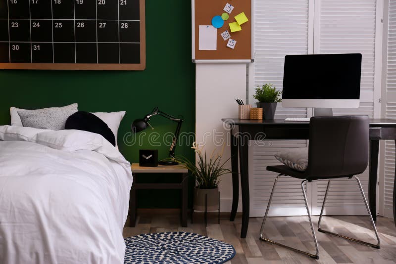 Intérieur moderne de pièce d'adolescent avec le lit confortable image libre de droits Intérieur moderne de pièce d'adolescent avec le lit confortable image libre de droits