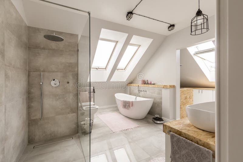 Intérieur moderne de salle de bains avec la douche minimalistic images stock