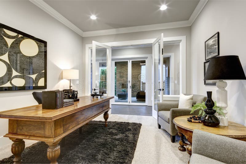 Intérieur moderne de siège social avec la grande table en bois et la vue de images stock