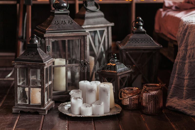 Intérieur moderne et concept à la maison de décor Avec des bougies, des lanternes et des chandeliers Pièces en bois photos stock Intérieur moderne et concept à la maison de décor Avec des bougies, des lanternes et des chandeliers Pièces en bois photos stock