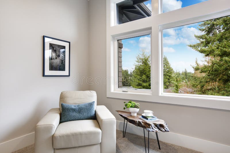 Intérieur moderne léger de chambre à coucher principale avec le fauteuil et la grande fenêtre photos stock Intérieur moderne léger de chambre à coucher principale avec le fauteuil et la grande fenêtre photos stock