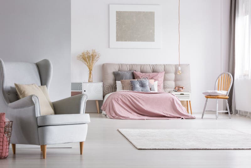 Intérieur spacieux de chambre à coucher en pastel légère photos stock Intérieur spacieux de chambre à coucher en pastel légère photos stock