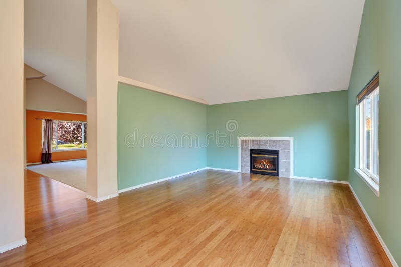 Intérieur vide de salon dans une maison de nouvelle construction photos stock Intérieur vide de salon dans une maison de nouvelle construction photos stock
