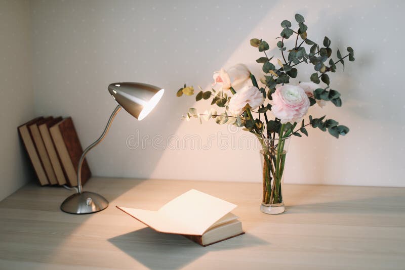 Intérieur à la maison avec des éléments de conception Bureau en bois avec des livres et des fleurs Configuration plate féminine d photographie stock libre de droits Intérieur à la maison avec des éléments de conception Bureau en bois avec des livres et des fleurs Configuration plate féminine d photographie stock libre de droits