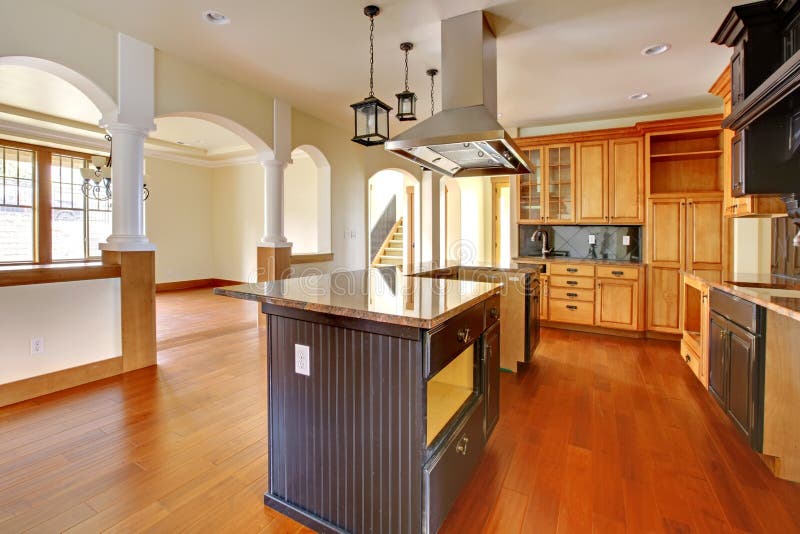 Intérieur à la maison de luxe de construction neuve. Cuisine avec de beaux petits groupes. photographie stock libre de droits Intérieur à la maison de luxe de construction neuve. Cuisine avec de beaux petits groupes. photographie stock libre de droits