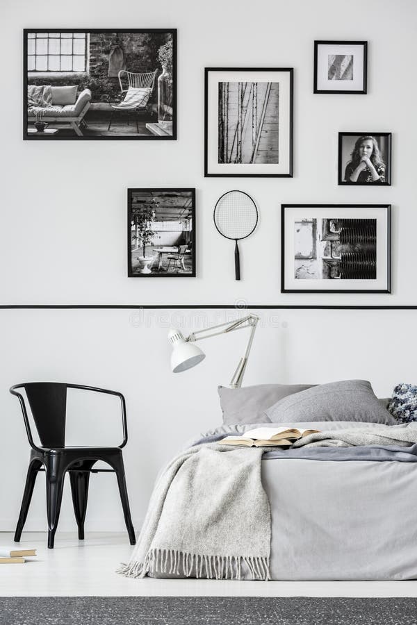 Intérieur élégant de chambre à coucher avec le lit grand en appartement à la mode, vraie photo image stock Intérieur élégant de chambre à coucher avec le lit grand en appartement à la mode, vraie photo image stock