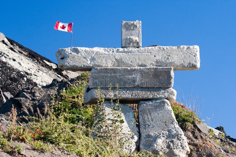Inukshuk is een symbolisch rotsbeeldhouwwerk oorspronkelijk bouwt door een Inuit-mens Was een symbool van de winter Olympische sp stock foto Inukshuk is een symbolisch rotsbeeldhouwwerk oorspronkelijk bouwt door een Inuit-mens Was een symbool van de winter Olympische sp stock foto