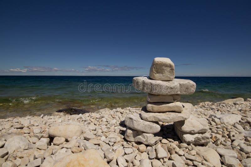 Inukshuk, скалистый пляж, залив грузина, полуостров Брюс, Lake Huron стоковые изображения