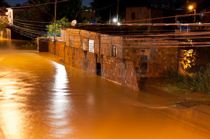 Inundação na noite foto de stock Inundação na noite foto de stock
