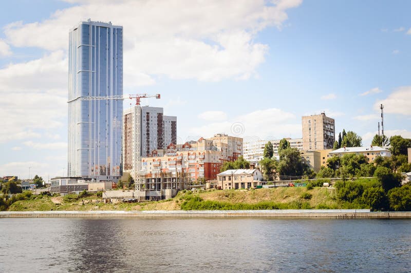 Invallning sikt från Volgaet River till staden av Saratov, Ryssland Härlig sommarcityscape royaltyfria bilder Invallning sikt från Volgaet River till staden av Saratov, Ryssland Härlig sommarcityscape royaltyfria bilder