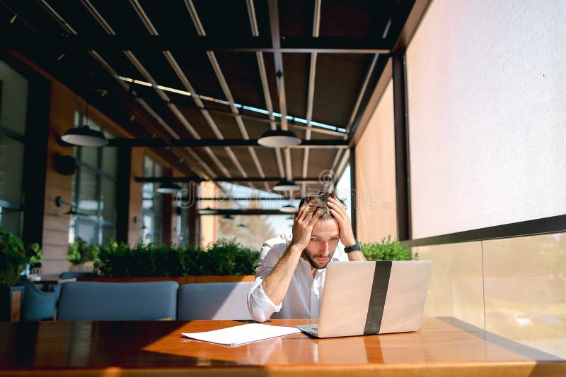 Inventario strategico che lavora con il laptop alla tavola caffé. fotografia stock