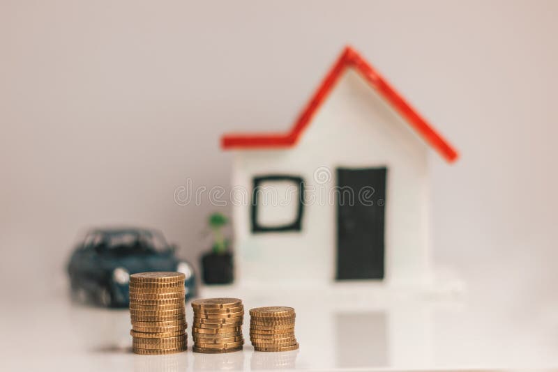 Inventez la pile avec une maison brouillée et la voiture sur le fond : immobiliers, propriété, hypothèque, concept financier de l images stock Inventez la pile avec une maison brouillée et la voiture sur le fond : immobiliers, propriété, hypothèque, concept financier de l images stock