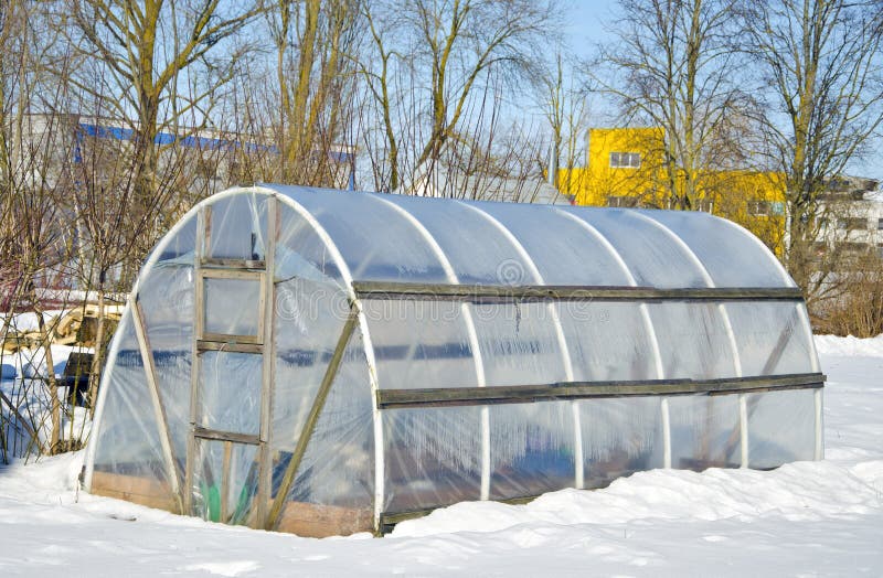Invernadero hecho a mano del polietileno para la verdura en invierno en nieve