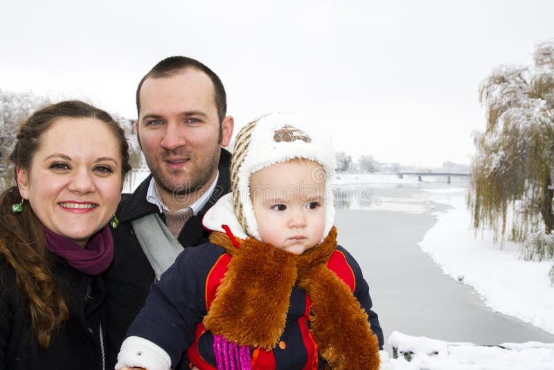 Inverno della famiglia del ritratto immagini stock libere da diritti Inverno della famiglia del ritratto immagini stock libere da diritti