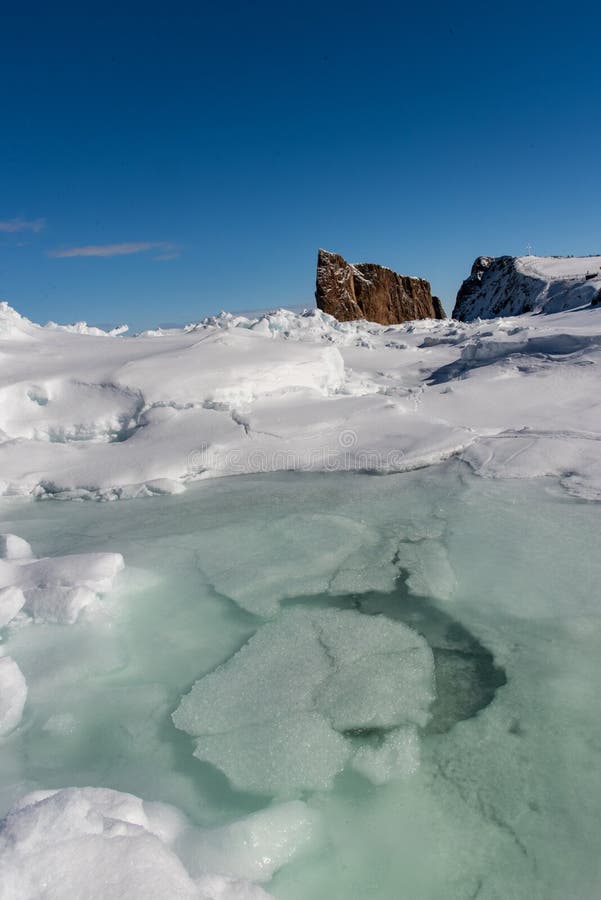 Inverno di angolo basso sparato di Perce Rock maestoso fotografie stock libere da diritti Inverno di angolo basso sparato di Perce Rock maestoso fotografie stock libere da diritti