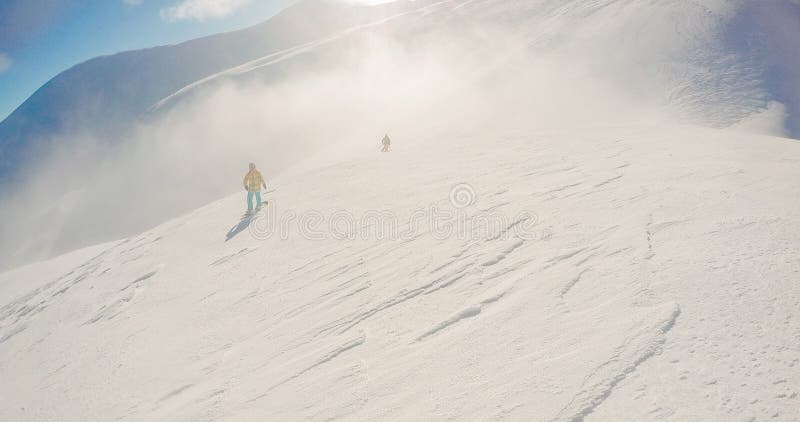 inverno do freeride da snowboarding, ao longo do homem com placa nas montanhas fotografia de stock royalty free inverno do freeride da snowboarding, ao longo do homem com placa nas montanhas fotografia de stock royalty free