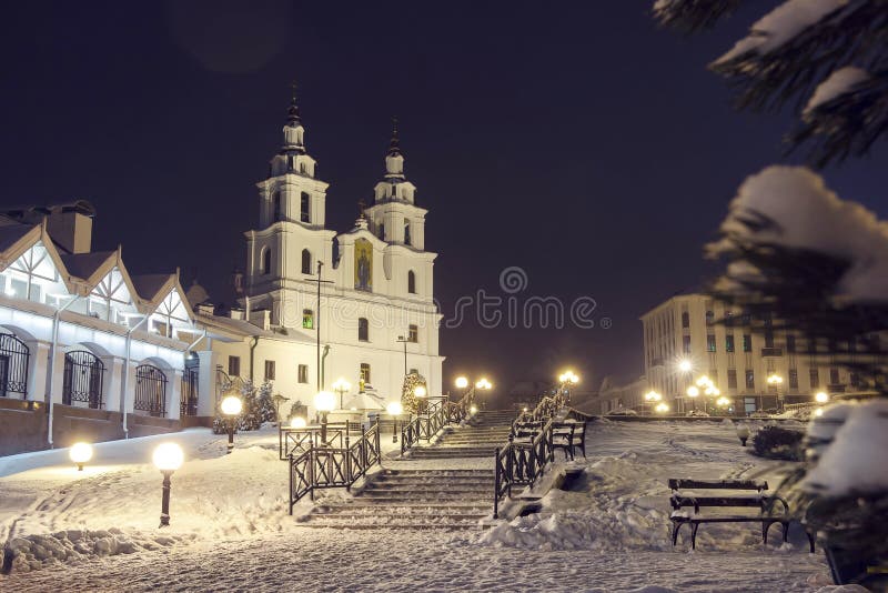 inverno Minsk na noite Catedral famosa da igreja ortodoxa de Minsk, Bielorrússia Noite de Natal em Minsk Fundo do ano novo imagem de stock royalty free inverno Minsk na noite Catedral famosa da igreja ortodoxa de Minsk, Bielorrússia Noite de Natal em Minsk Fundo do ano novo imagem de stock royalty free