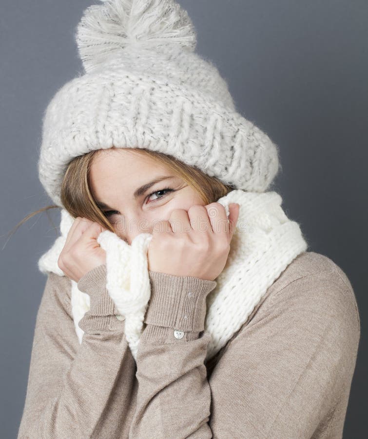 inverno morno na moda para a menina loura nova insolente foto de stock inverno morno na moda para a menina loura nova insolente foto de stock