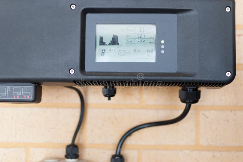 Invertitore fotovoltaico installato in una casa fotografia stock libera da diritti Invertitore fotovoltaico installato in una casa fotografia stock libera da diritti
