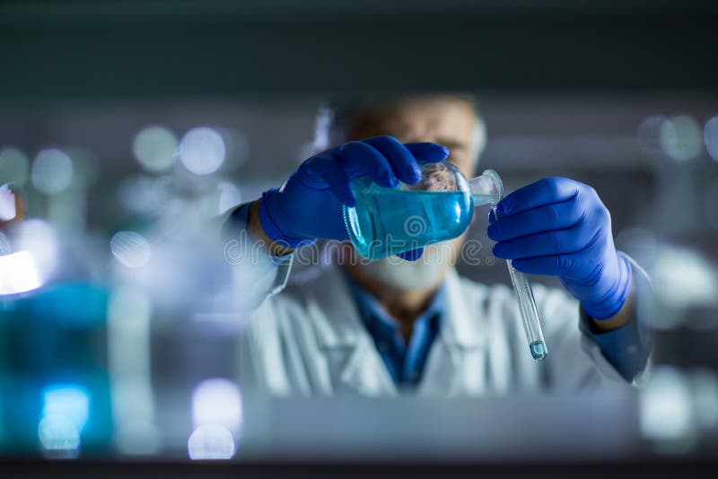 Investigaci?n cient?fica de realizaci?n del investigador de sexo masculino mayor en un laboratorio imagen de archivo Investigaci?n cient?fica de realizaci?n del investigador de sexo masculino mayor en un laboratorio imagen de archivo