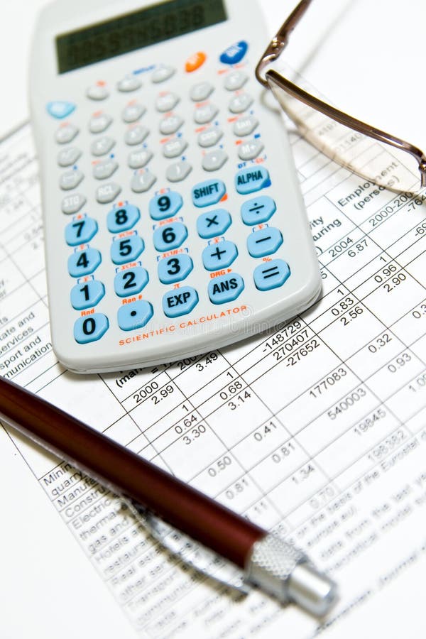 Investigación financiera económica con la calculadora imagenes de archivo Investigación financiera económica con la calculadora imagenes de archivo