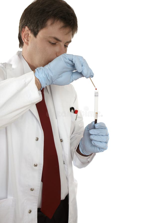 Investigateur de scène du crime testant une tige pour le sang images stock Investigateur de scène du crime testant une tige pour le sang images stock