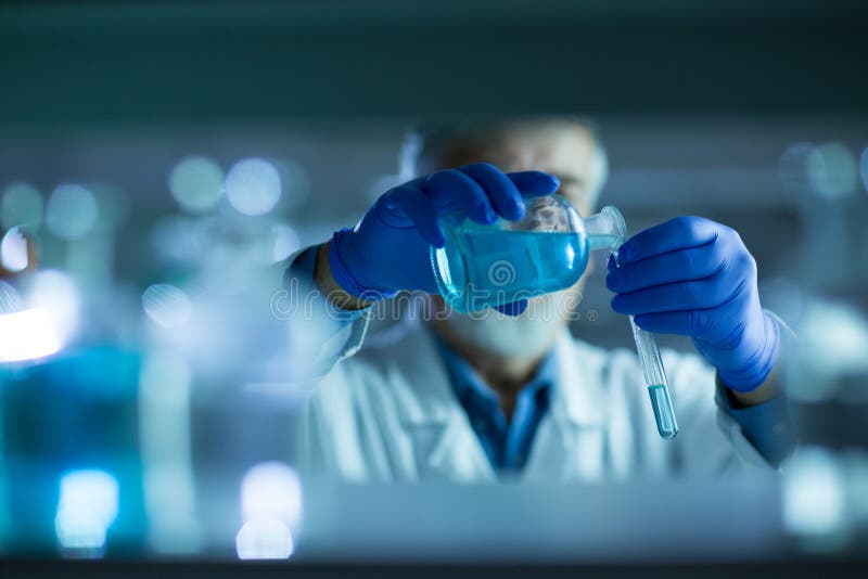 Investigação científica de execução do pesquisador masculino superior em um laboratório fotografia de stock Investigação científica de execução do pesquisador masculino superior em um laboratório fotografia de stock