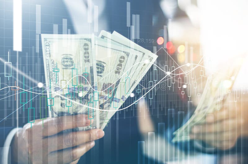 Investimenti aziendali e mercato azionario, uomo d'affari che detiene banconote in dollari per mano, crescita economica, cambio d immagine stock libera da diritti Investimenti aziendali e mercato azionario, uomo d'affari che detiene banconote in dollari per mano, crescita economica, cambio d immagine stock libera da diritti
