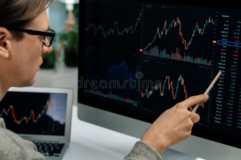 Investisseurs pointant intéressant bourse de l'ordinateur portable avec ordinateur portable. pécuniaire. image stock
