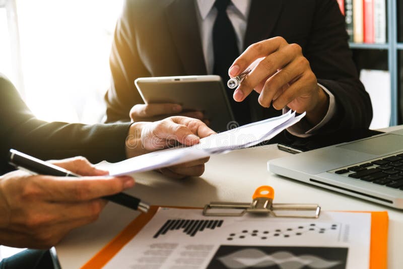 Investitore professionale di riunione d'affari due che lavora insieme immagini stock libere da diritti Investitore professionale di riunione d'affari due che lavora insieme immagini stock libere da diritti
