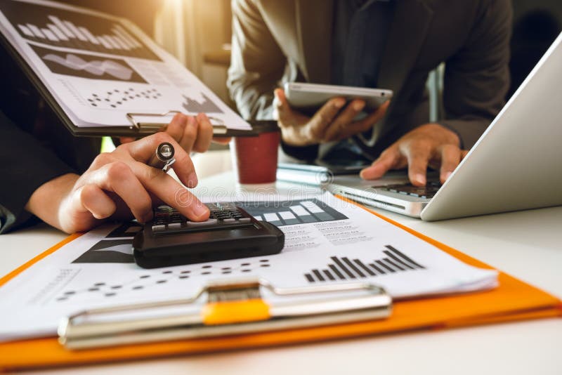 Investitore professionale di riunione d'affari due che lavora insieme immagini stock libere da diritti Investitore professionale di riunione d'affari due che lavora insieme immagini stock libere da diritti