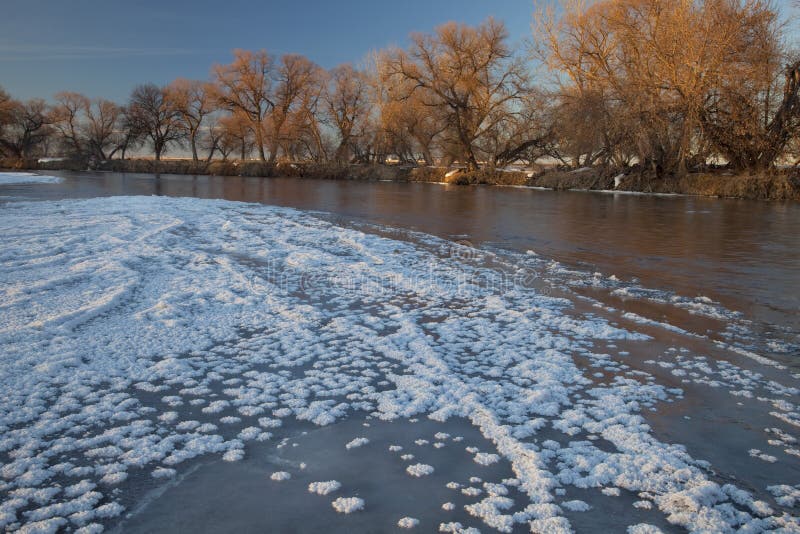 Invierno en el río de Platte del sur, Colorado