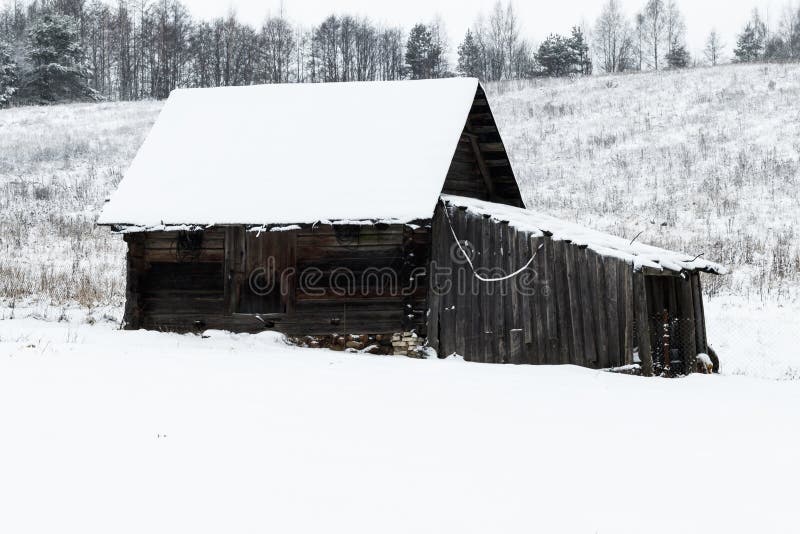 Invierno, mucha nieve Granero de madera viejo colocación en la tierra fotografía de archivo libre de regalías Invierno, mucha nieve Granero de madera viejo colocación en la tierra fotografía de archivo libre de regalías