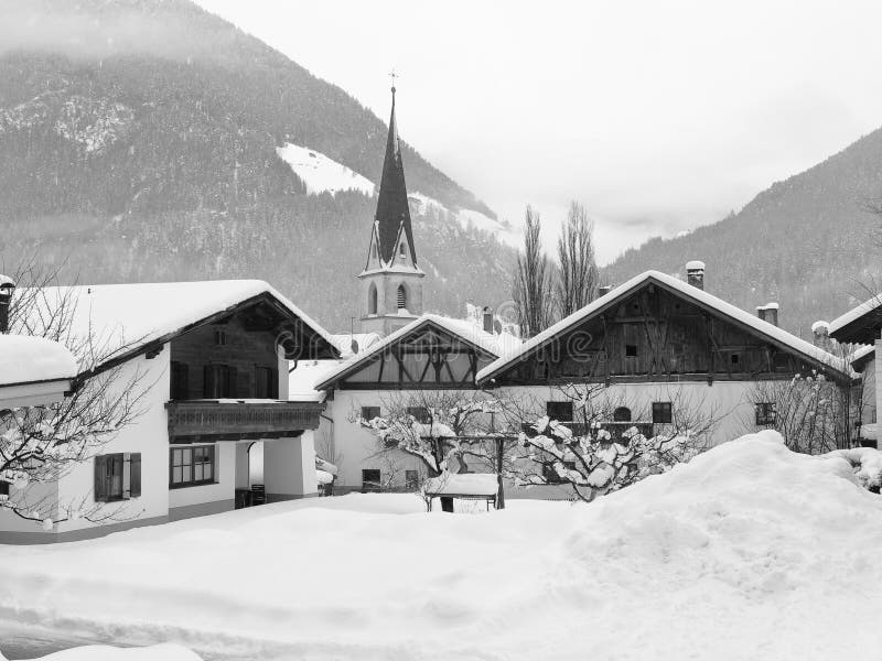 Invierno pesado en el pueblo de Pfunds, el Tyrol, Austria fotografía de archivo libre de regalías Invierno pesado en el pueblo de Pfunds, el Tyrol, Austria fotografía de archivo libre de regalías