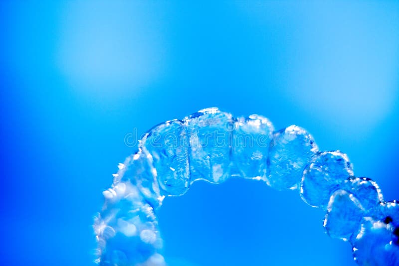 Neviditelný zubní rovnačka a držáky použitý na narovnat a zuby v kosmetický zubní lékařství.