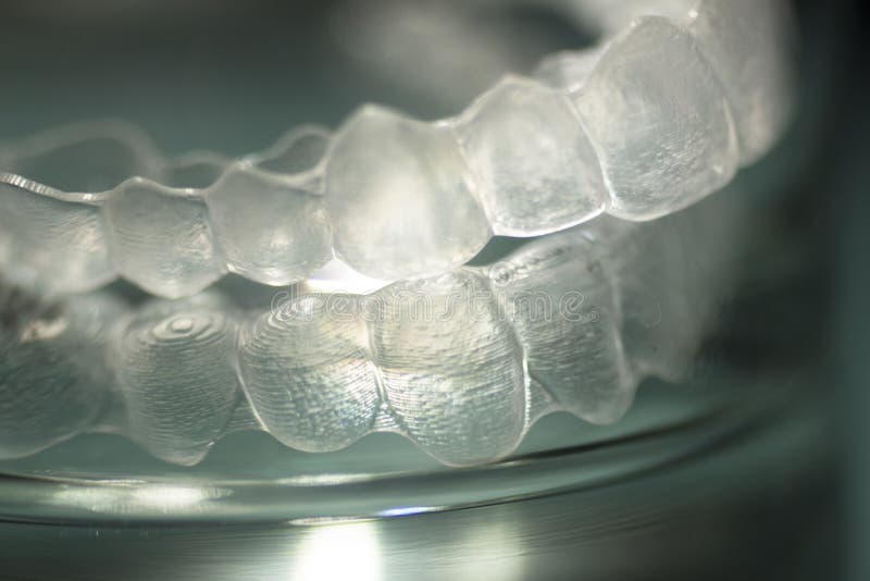 Neviditelný plastický zubní zuby držáky zub šle mělký hloubka z soustředit umělecký fotografie.