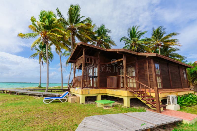 Invitando vista splendida e sbalorditiva dei motivi con il bungalow accogliente, case comode dell'hotel che stanno sulla spiaggia