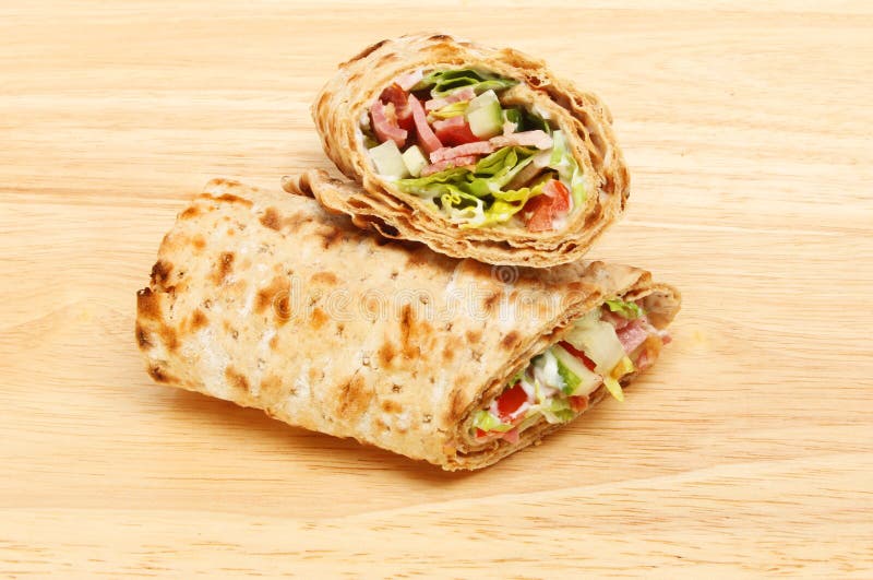 Involucri del panino del pane nero immagine stock libera da diritti Involucri del panino del pane nero immagine stock libera da diritti