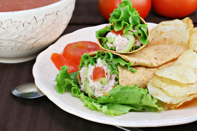 Involucri dell'insalata di sgombro, patatine fritte e minestra del pomodoro. immagine stock libera da diritti Involucri dell'insalata di sgombro, patatine fritte e minestra del pomodoro. immagine stock libera da diritti