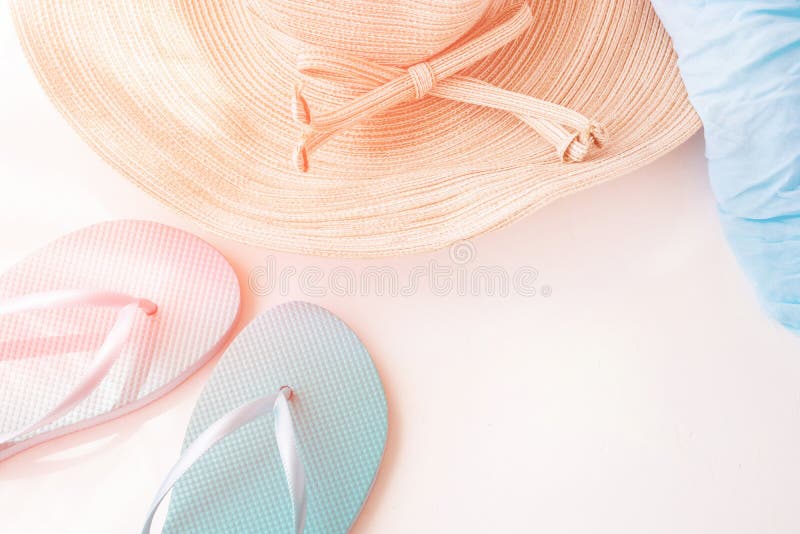 Involucro femminile elegante di Straw Hat Blue Slippers Beach sulle vacanze estive rosa dorate di colori pastelli del chiarore de fotografia stock Involucro femminile elegante di Straw Hat Blue Slippers Beach sulle vacanze estive rosa dorate di colori pastelli del chiarore de fotografia stock