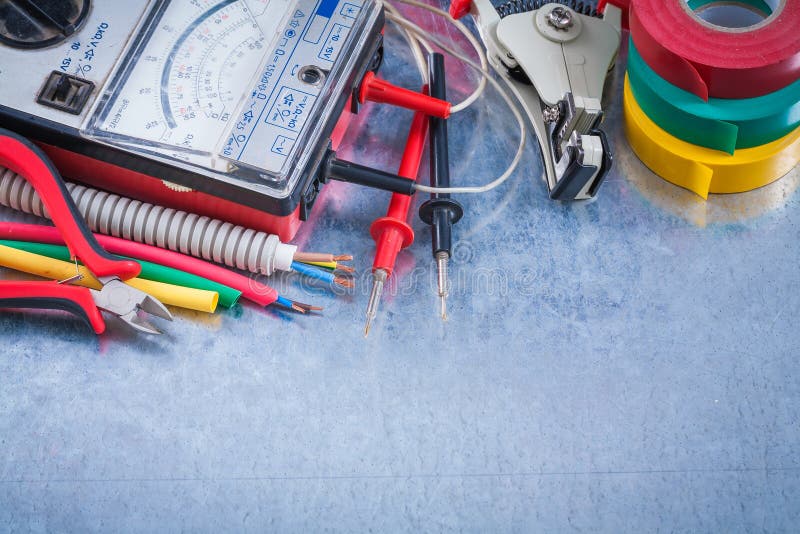 Inzameling van elektroartikelen op metaaloppervlakte dicht omhooggaand v stock foto Inzameling van elektroartikelen op metaaloppervlakte dicht omhooggaand v stock foto