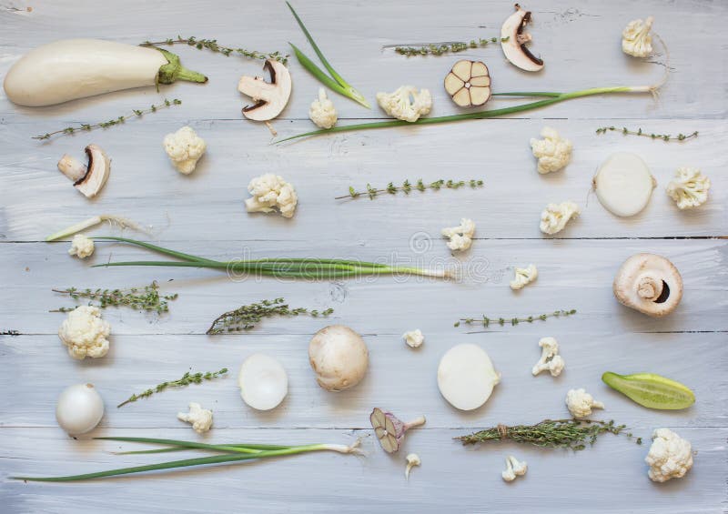 Inzameling van verse witte groene gestemde groenten ruw op houten rustieke achtergrond stock foto's Inzameling van verse witte groene gestemde groenten ruw op houten rustieke achtergrond stock foto's