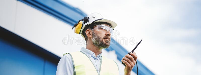 Inżynier brodaty na miejscu produkcji. obraz szeroki obrazy stock