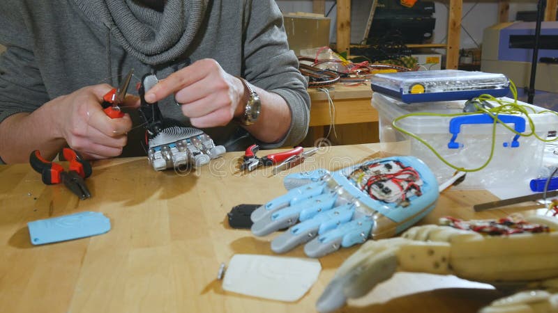 Inżynier gromadzić nowatorską cybernetyczną bionic rękę Technik nowatorskie protetyki zbiory wideo